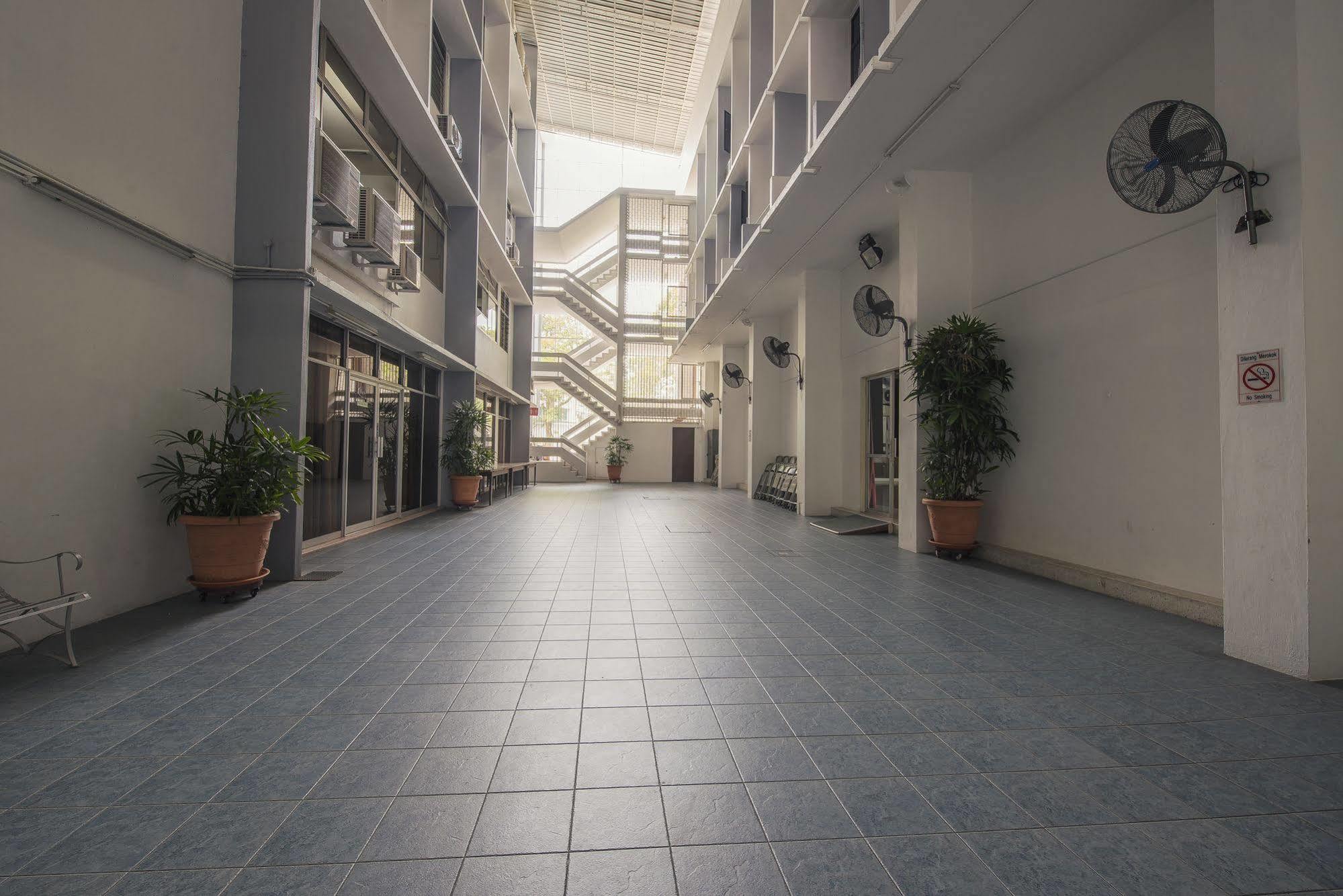 Хостел Ymca Penang Джорджтаун Экстерьер фото